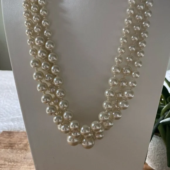J.CREW Elegant 3 Strands Graduated Pearl Necklace - Picture 2 of 7